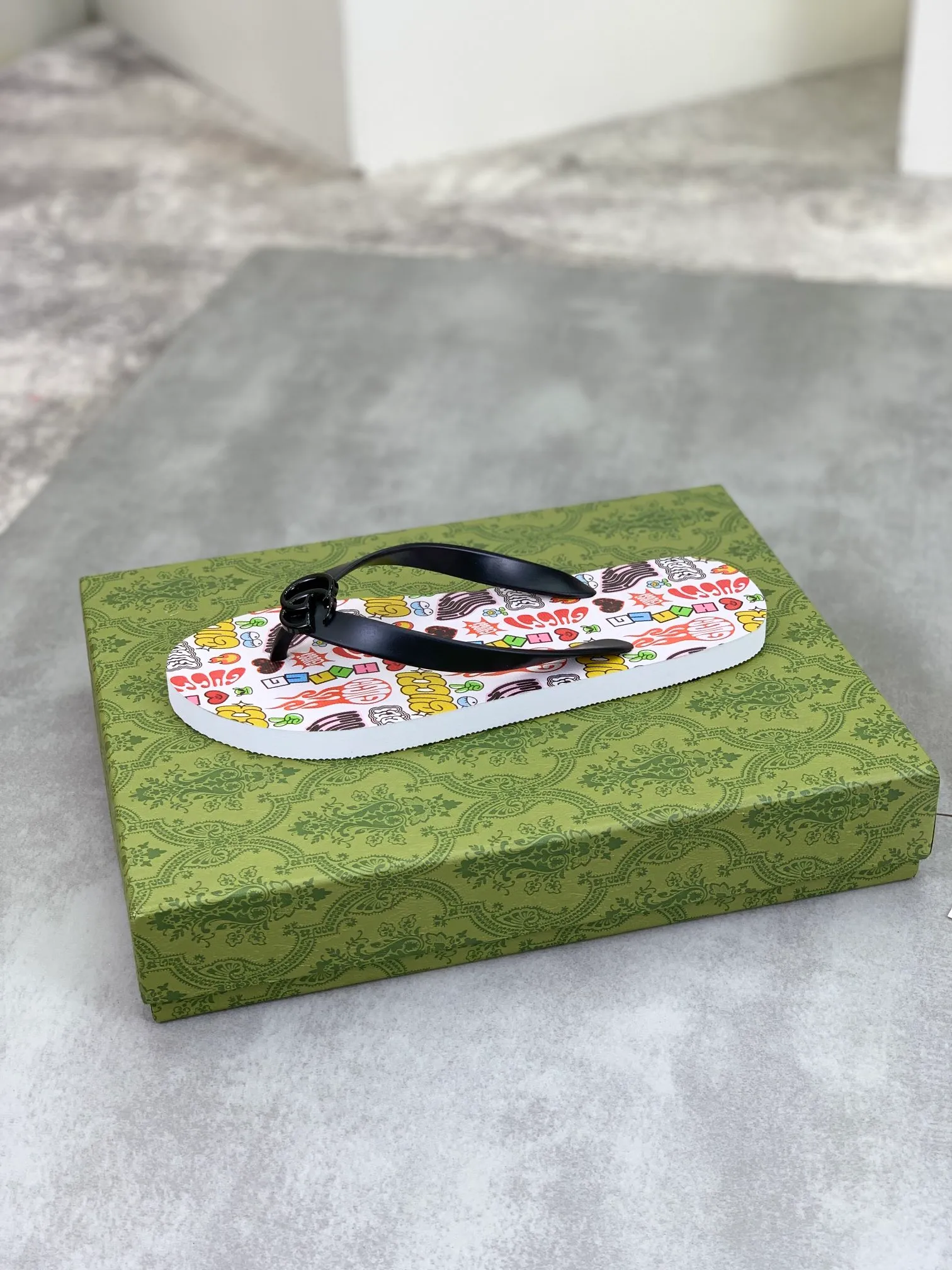 Men's men's shoes 💰P220💰【New style】🆘【GUCCI】Official website's popular Gucci adult couple 🧑‍🤝‍🧑 style, children's flip-flops are on sale at the counter simultaneously! Original fabric imported from Italy. Original bottom provided by the original factory. Size: Adult 36-45. Children’s size: 30-37. Multiple colors available.